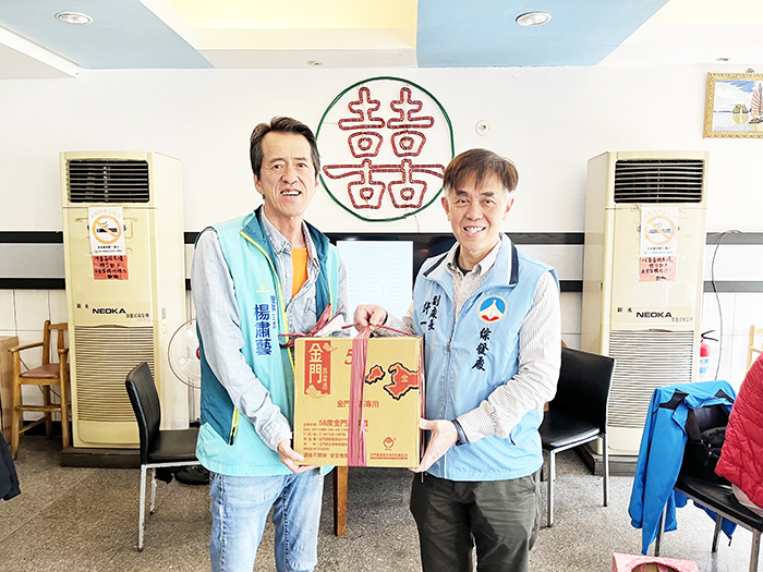 金門縣機關學校聯合員工消費合作社召開社員代表大會改選理監事,楊肅藝當選第11屆理事主席,楊瑞松當選第25屆監事主席。縣府綜發處副處長許一傑代表縣長陳福海到場致意、列席,並致贈高粱酒道賀。(莊煥寧攝)