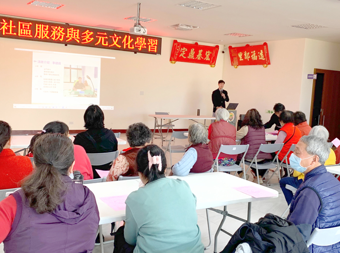 社會處新住民家庭服務中心辦理「新住民社區服務與多元文化學習」活動,邀請了專業講師與社區居民共同參與,促進交通安全與文化交流。(新住民家庭服務中心提供)