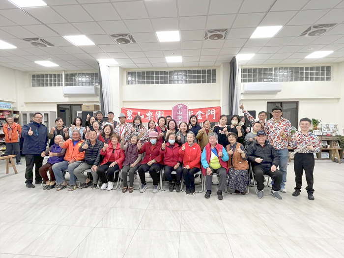 演出圓滿成功,樂團成員與觀眾合影留念,記錄美好時刻。(碧山樂團提供)