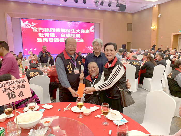 烈嶼保生大帝廟管委會主委洪成發議員率領鄉親圓滿完成大陸祖廟謁祖進香,洪成發主委於平安宴贈送紅包予行動不便的鄉親,感動虔誠信仰的精神。(烈嶼保生大帝廟管委會提供)