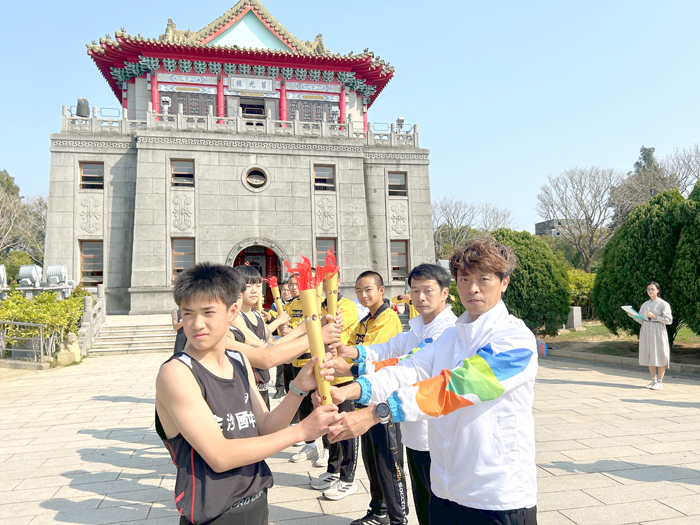 114年全國中等學校運動會聖火傳抵金門,在莒光樓前廣場完成交接。(許加泰攝)