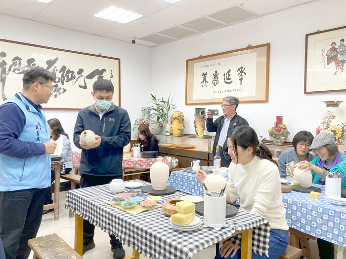 廠長林蔚尚向參訪團介紹陶瓷製作流程,展現金門工藝魅力。
(翻攝陶瓷廠臉書)