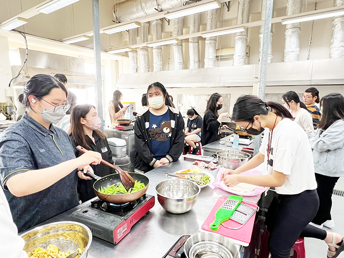 金門大學邀請社區志工媽媽教導學子做菜粿與擦餅。(金大提供)