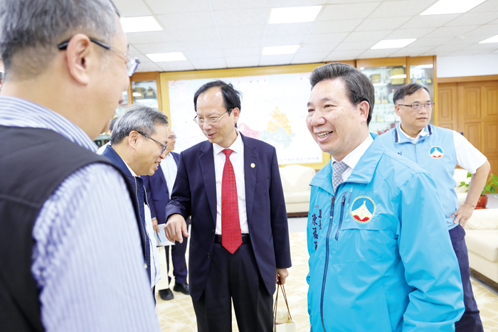 中華電信公司網路分公司羅志成副總經理率員拜會縣長陳福海,針對海纜建設及管線地下化等議題進行洽談協商,並合照留念。(薛子軒攝)
