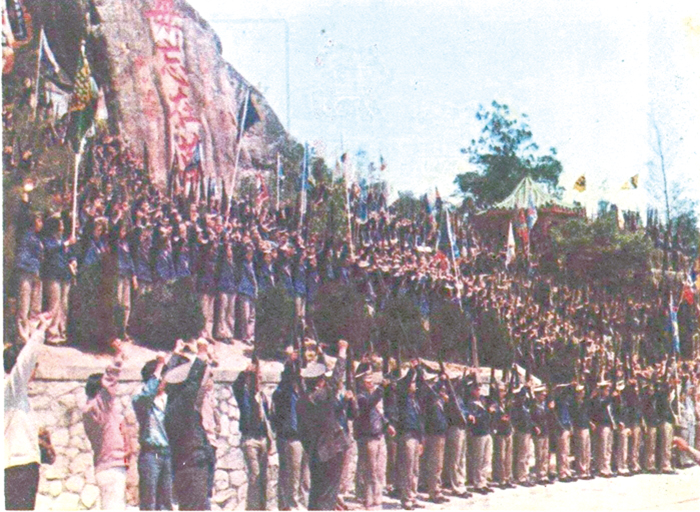 民國70年3月29日金門日報:戰地青年學生在太武山毋忘在莒勒石前歡呼盛況。(本報資料照片)