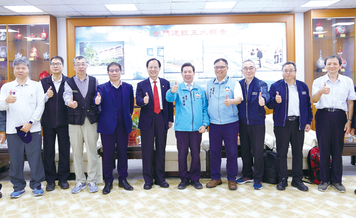 中華電信公司網路分公司羅志成副總經理率員拜會縣長陳福海,針對海纜建設及管線地下化等議題進行洽談協商,並合照留念。(薛子軒攝)