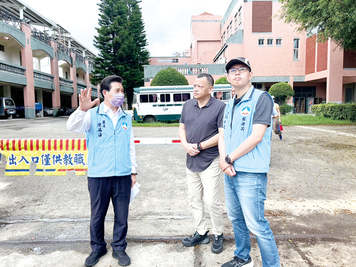 為改善湖中學生上下學環境,縣長陳福海多次前往現地會勘。(縣府提供)