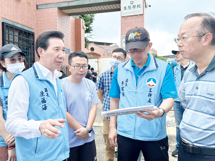 為改善湖中學生上下學環境,縣長陳福海多次前往現地會勘。(縣府提供)