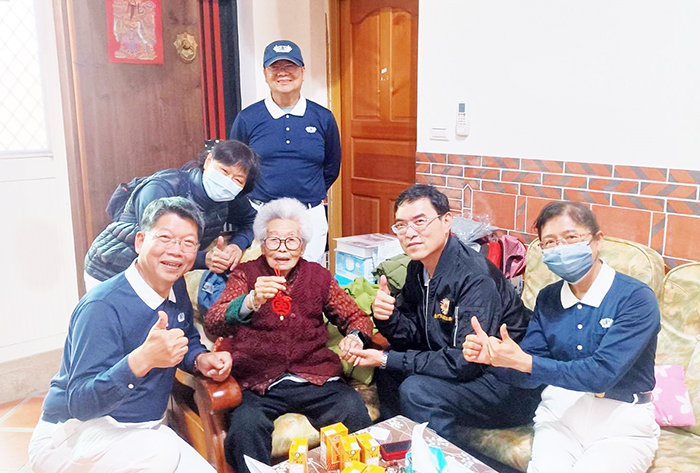 金門榮服處與慈濟金門分會志工協助進行家訪，了解長輩需求。
（榮服處提供）