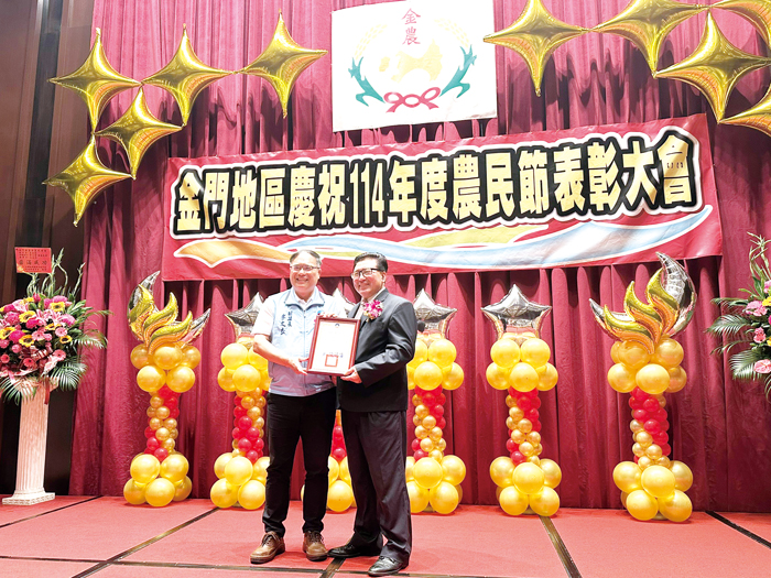 李文良副縣長(左)代表陳福海縣長頒發當選證書給新任理事長蔡水游。(李映蓉攝)