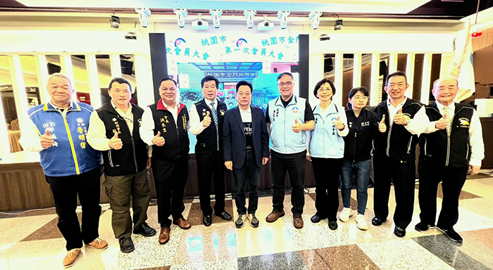 桃園市金門同鄉會舉行會員大會,來賓祝賀並合影。
(陳永富提供)
