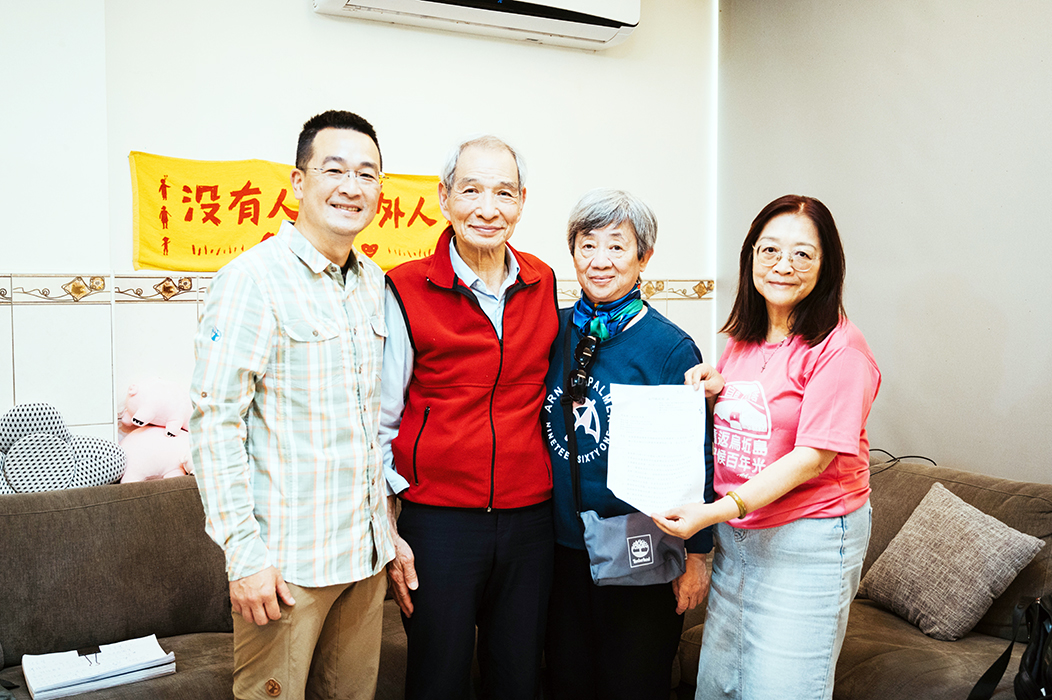 王國棟（左二）一行人拜訪議員董森堡（左一），盼能將南海部隊反共救國軍納入金門春秋二祭祭文當中。
（董森堡服務處提供）