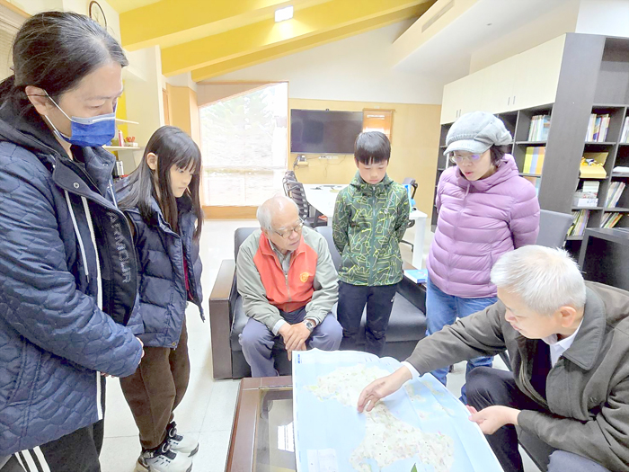 鄭瑞堅將軍特別使用金門地圖向在場師生說明古寧頭戰役的歷史背景與當時戰況。(金湖國小提供)