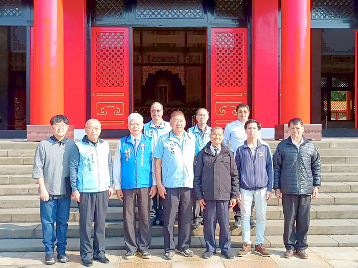 入祀安位典禮由縣府參議陳世保擔任主祭官,並率縣府北區服務處主任孫允理陪祭,烈士遺族及金門同鄉會代表到場與祭並合照。(縣府提供)
