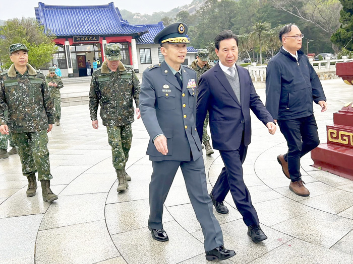 金門太武山忠烈殿「革命先烈暨國軍陣亡將士」春祭祭典,由縣長陳福海、金防部指揮官黃先任擔任主祭官,率各界代表向先烈先賢英靈祭拜,場面莊嚴隆重。(薛子軒攝)