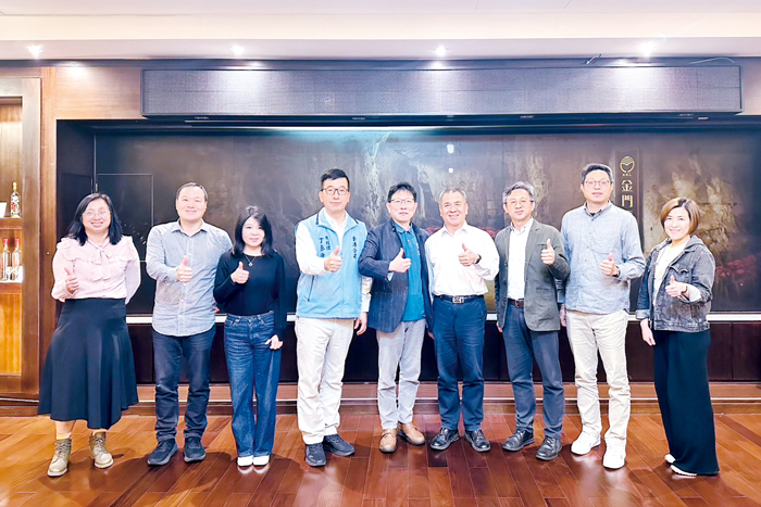 金門縣政府參議陳祥麟率觀光處處長許績鑫及台東縣政府交通及觀光發展處處長卜敏正等人拜會金酒公司。(縣府提供)