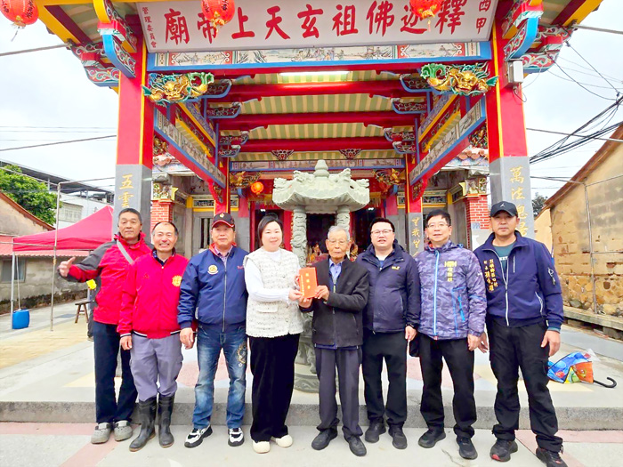 烈嶼鄉西方釋迦佛祖玄天上帝廟、下田真武廟管委會舉行做醮慶典為玄天上帝祝壽,烈嶼鄉長洪若珊敬贈爐敬金。(廟方提供)
