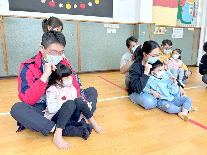 家長與孩子一同學習手語,增進互動與溝通默契。(蘭湖館提供)
