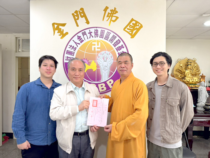 籌備會榮譽副主任委員王水衷(左2)在清明返鄉掃墓之際也捐款100萬元,期望將善的種子傳承下去。(縣府提供)