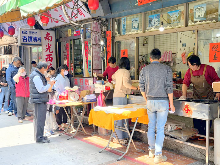 春捲皮商家排起長龍。(許峻魁攝)