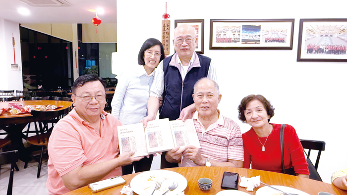 金門《后沙村史》作者許木進日前攜書遠赴馬來西亞,分送著作予宗親,讓書中記載的族譜與落番歷史得以流傳。(許木進提供)