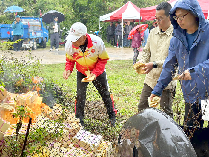 農曆三月初八,古崗村民按往例祭拜古崗歷代先祖。(翻攝金門古崗自然村臉書)