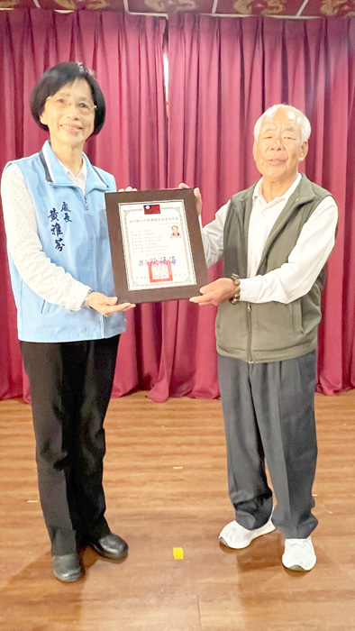 社會處處長黃雅芬代表縣長陳福海頒發當選證書及祝賀牌給新任理事長何建成。(陳麗妤攝)
