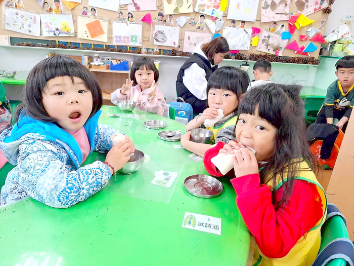 認識寒食節,幼兒園的孩子們一起品嚐包好的潤餅,體驗禁火冷食的風俗。(翻攝柏村國小臉書)