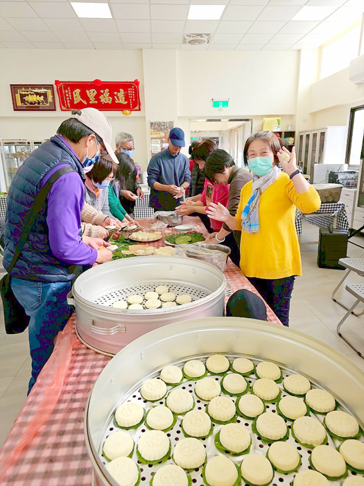 沙中第十屆同學會，大家動手製作紅龜粿。（何厝社區發展協會提供）