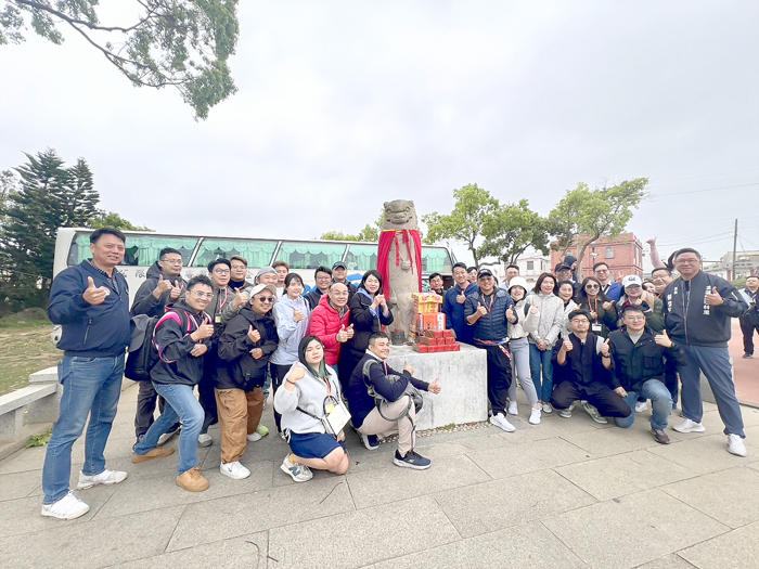 台灣BNI投嘉雲彰聯盟區域執行董事湯尹珊帶著70多位的會員還願。(民眾提供)