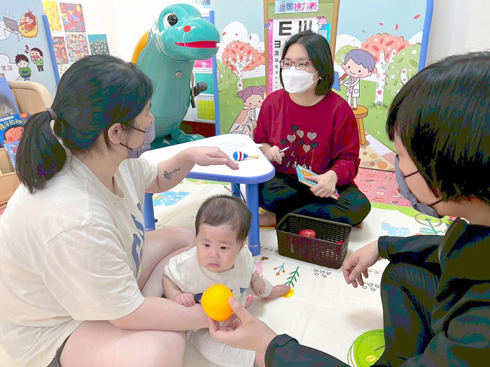 金門醫院小兒科醫師黃千瑀向家長與孩子講解動作發展的重要性。(醫遊館提供)
