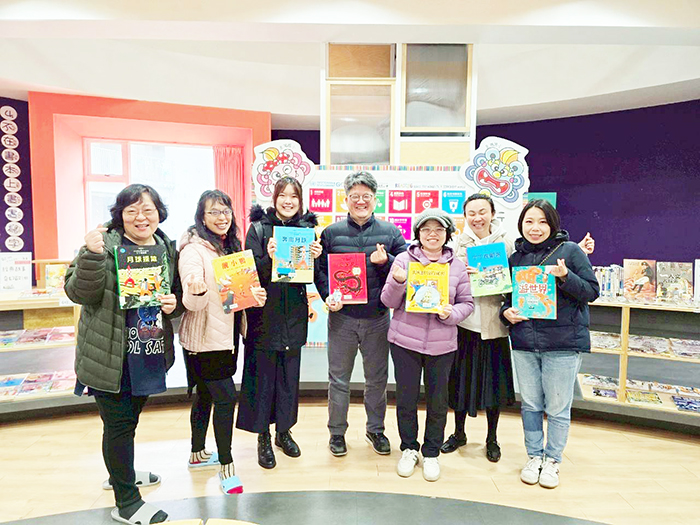 校方與貴賓在書展區合影,紀錄這場精彩的閱讀探索之旅。(金湖國小提供)