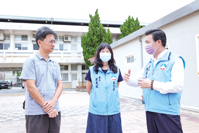 縣長陳福海關心金湖國小及幼兒園教學環境,多次前往視察。(薛子軒攝)
