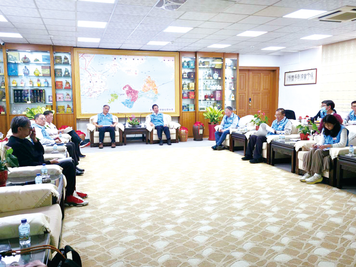 縣長陳福海主持金湖國小新建幼兒園基本設計成果簡報會議,並偕副縣長李文良聽取簡報。(許峻魁攝)