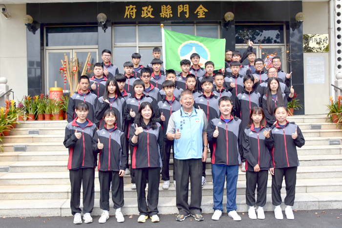 2025年全國中等學校運動會將在臺南市盛大舉行,縣府參議陳世保代表縣長陳福海授旗,為即將出征的選手們加油打氣。
(莊煥寧攝)