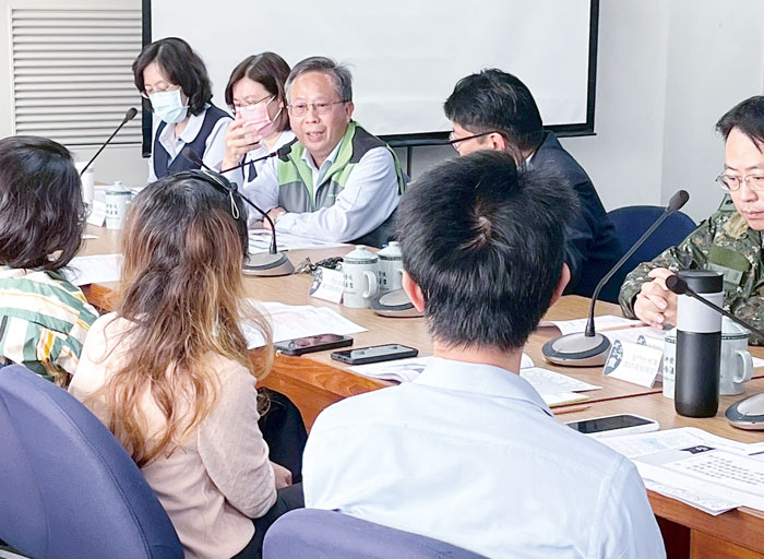 金門地方檢察署召開「金門地區可疑帳戶預警中心研商會議」,圖為兆豐國際商業銀行金門分行夏成浚襄理以及臺灣土地銀行金門分行鄭新民襄理阻詐分享。(金門地檢署提供)