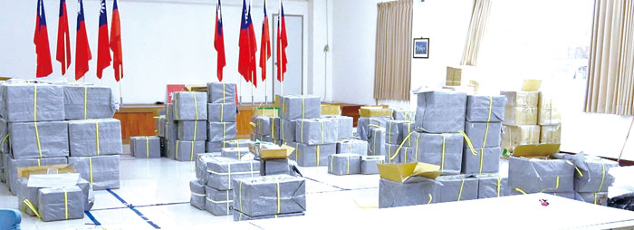 金門地方檢察署偵辦黃○麒等12人違反《臺灣地區與大陸地區人民關係條例》案件,圖為扣案遊艇照片、私運貨品清點照片。
(金門地檢署提供)