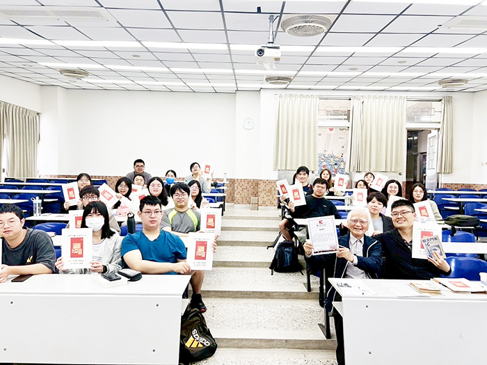 金門大學華語文學系邀請睿友文學館館長陳長慶分享《金門文藝》的故事。
(金大提供)