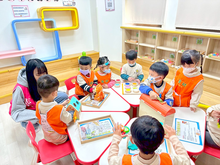 醫遊館的專業人員引導孩子們進行生動的教育活動。(醫遊館提供)