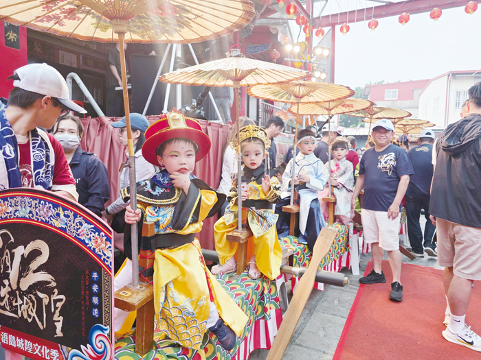 迎城隍觀光文化季,昨日正式揭開序幕,睽違五年的親子蜈蚣座也將重新登場。(許峻魁攝)