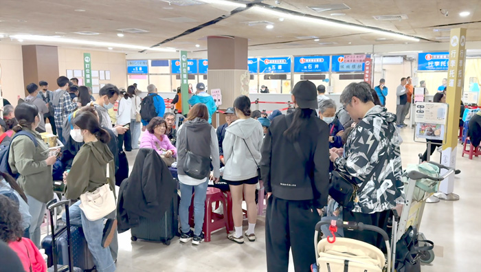 小三通昨日宣布全天停航,已到場等候的民眾只得無奈返家。(許峻魁攝)