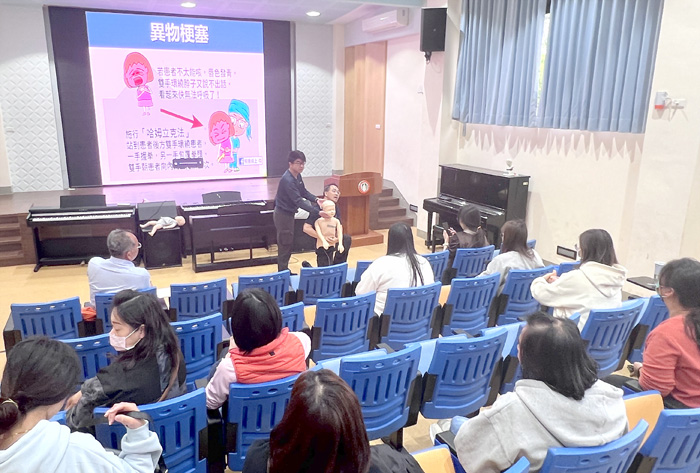 述美國小舉辦「CPR心肺復甦術暨哈姆立克急救術」,聘請許凱嵐、蕭志凱兩位專業講師,為與會教師、志工及家長解析CPR心肺復甦術、哈姆立克急救術的重要知能和動作示範。(述美國小提供)