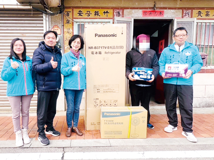 為協助金門地區經濟弱勢家庭降低生活負擔，縣府協助弱勢家庭汰換老舊家電。（產發處提供）
