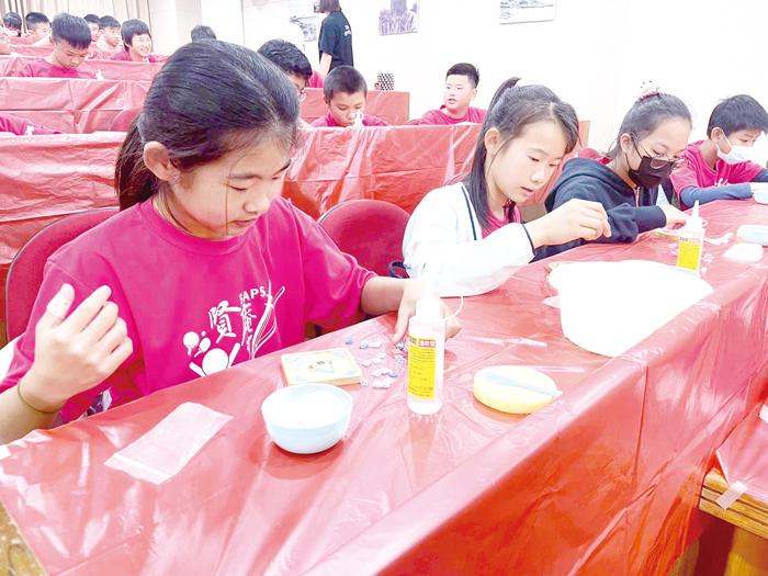 賢庵國小學生體驗DIY馬賽克拼貼杯墊。(翻攝藝起金門臉書)