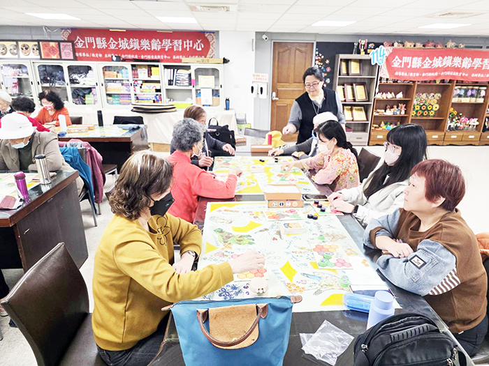 金城、金寧、金湖、金沙四鄉鎮與中華創意教育學會合辦聽力桌遊,吸引許多樂齡長輩參加。(許峻魁攝)