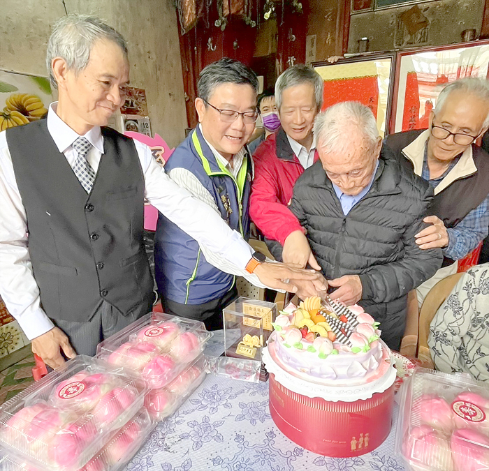 劉處長與壽星王爺爺切蛋糕。（榮服處提供）