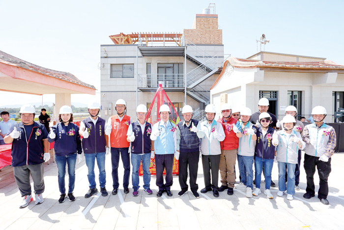 西園里民活動中心舉行動土典禮,縣長陳福海主持典禮並偕與會貴賓完成開工祝禱儀式,西園里鄉親現場也準備湯圓及點心等迎賓,象徵工程圓圓滿滿。(陳麗妤攝)