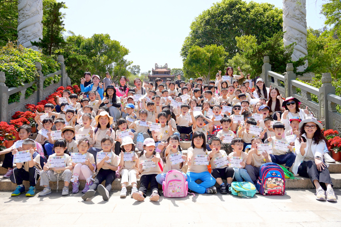 陳佩玉校長親自頒發攻頂證書,肯定每位孩子的努力與堅持。(翻攝金湖國小臉書)