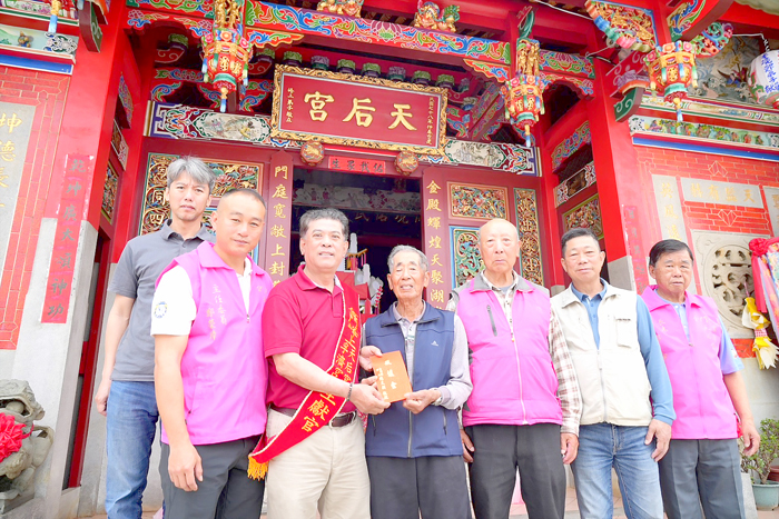 陳文顧鎮長率領公所各課室主管前往峰上「天后宮」敬獻爐敬金,祈求地方風調雨順,百姓安居樂業。(金湖鎮公所提供)