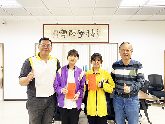 陳向鑫執行長與莊錦智校長頒獎合影，肯定學生亮眼表現。
（金湖國中提供）